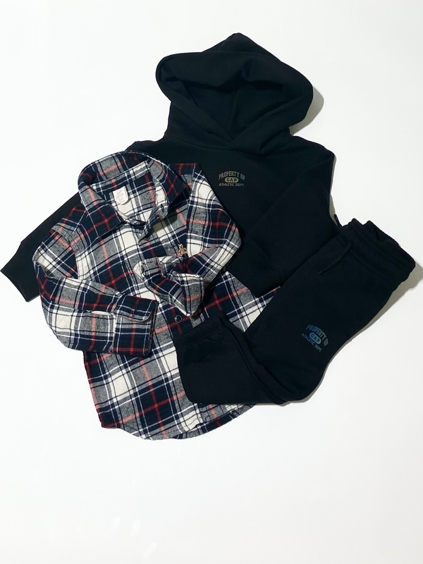 お揃いができるロゴパーカーセットアップのスタイリング | Gap