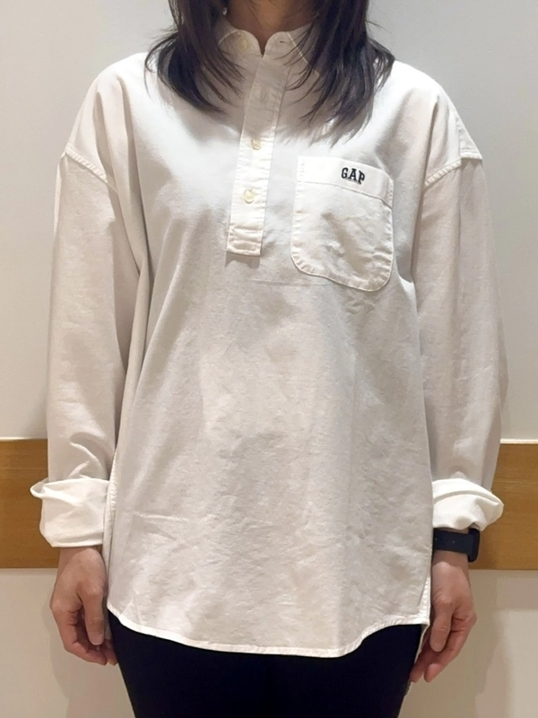シンプルに!ロゴプルオーバーシャツ