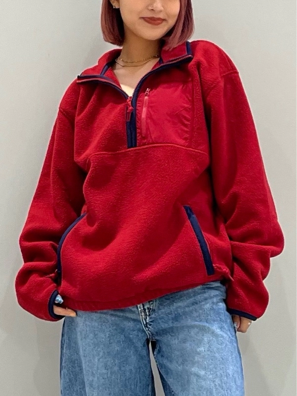 GAP フリース　ハーフジップ トレンドの赤フリースハーフジップ プルオーバーのスタイリング
