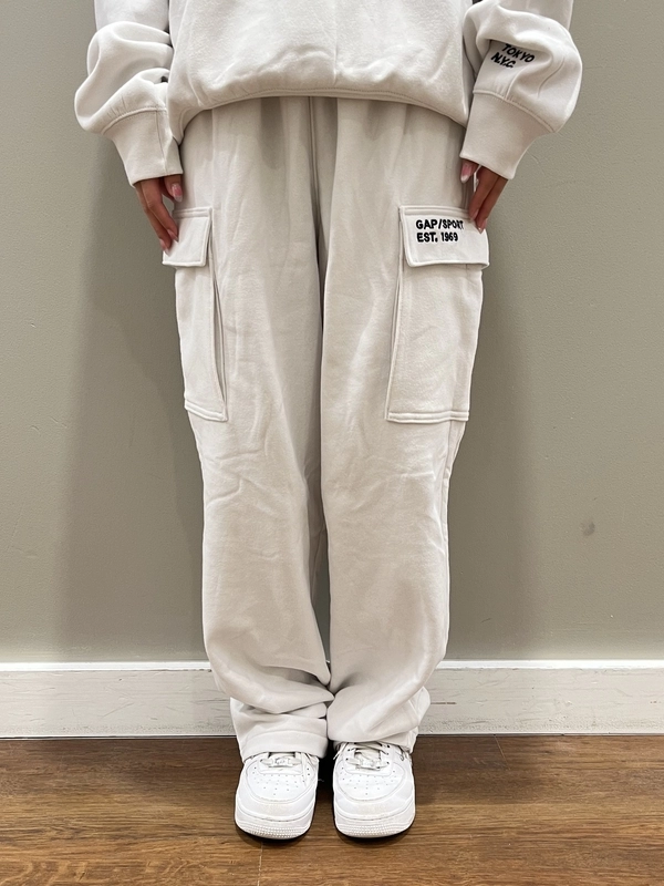 GAPスウェットセットアップ 緑で勝負するスウェットセットアップコーデのスタイリング | Gap公式