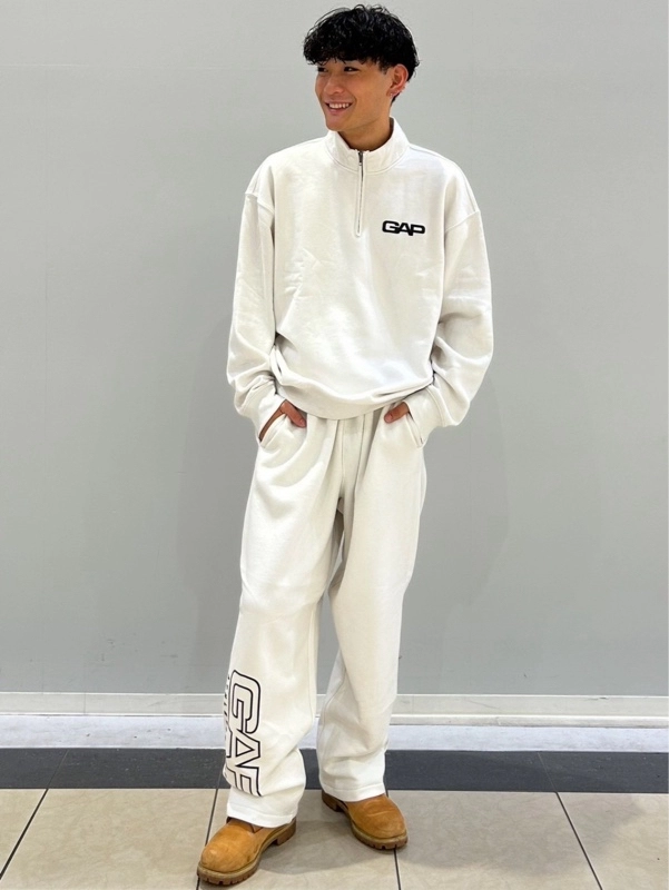 GAPスウェットセットアップ 緑で勝負するスウェットセットアップコーデのスタイリング | Gap公式