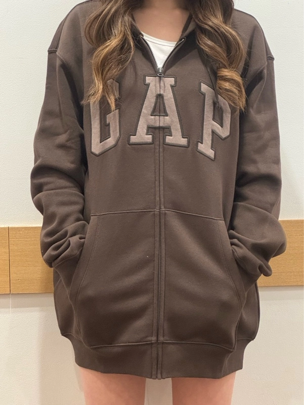 ブラウンパーカー 'NINETY' ロゴ付き GAPブラウンロゴパーカー】のスタイリング | Gap公式オンライン