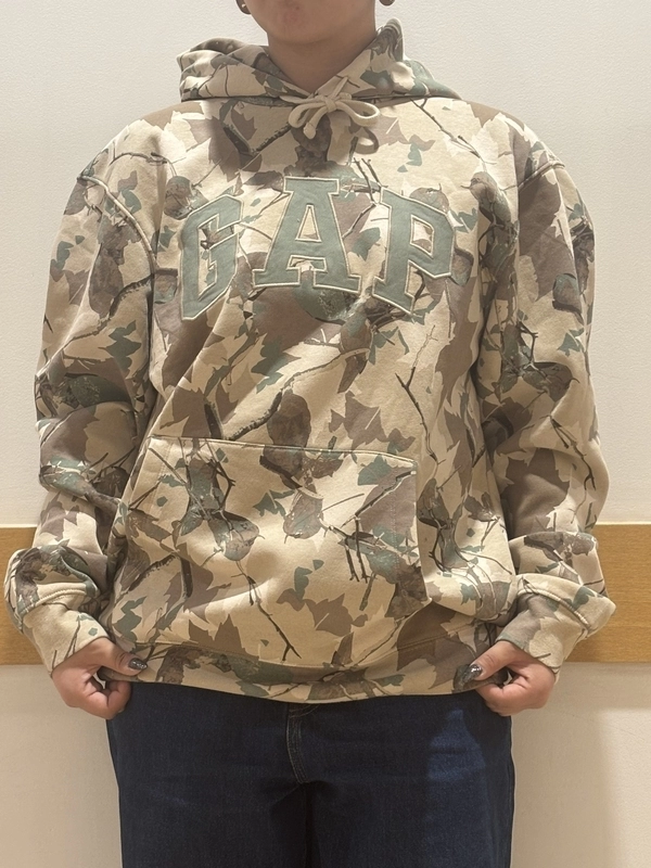 GAPアーチロゴパーカーコーデ