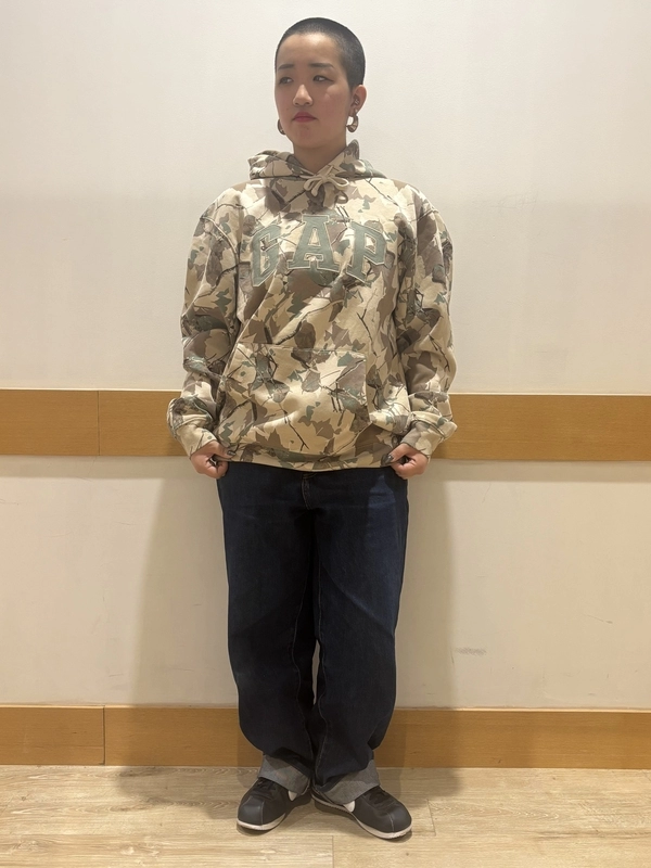 GAPアーチロゴパーカーコーデ