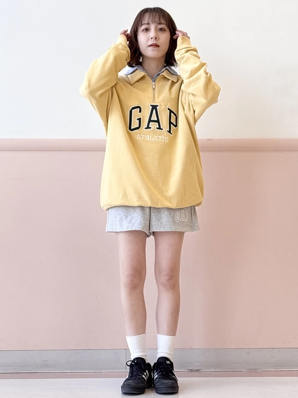 ハーフジップ トップス カジュアル ショートパンツ コーデ ハーフジップ×ショートパンツコーデのスタイリング | Gap公式