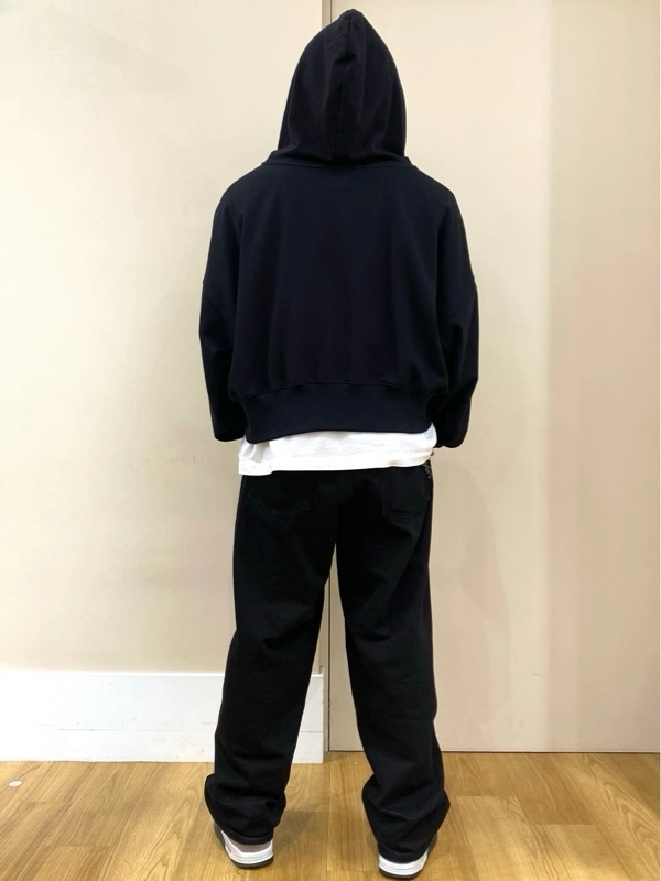 gap 黒 パーカー 王道ストリート短丈ジップパーカーのスタイリング 