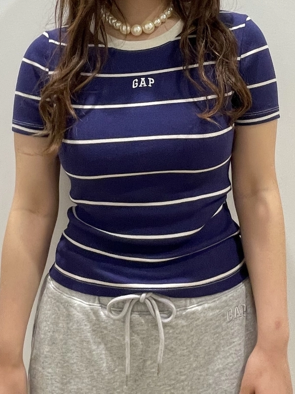 【人気アイテム！モダン クロップド ロゴtシャツ】
