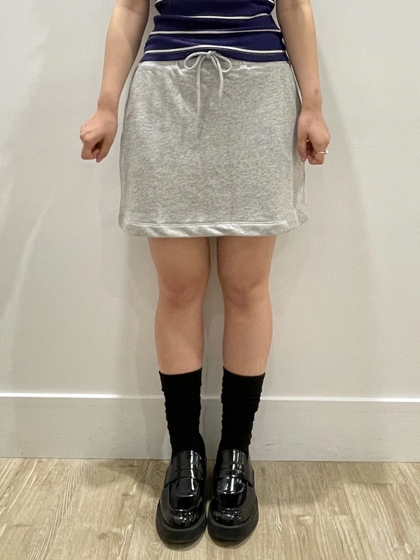 【人気アイテム！モダン クロップド ロゴtシャツ】