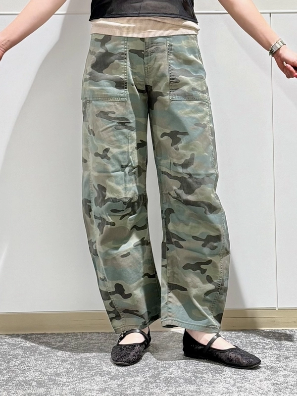 バズってる迷彩バレルパンツコーデ