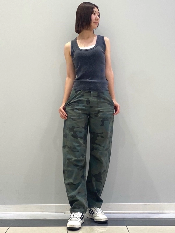 タンクトップ×バレルパンツ