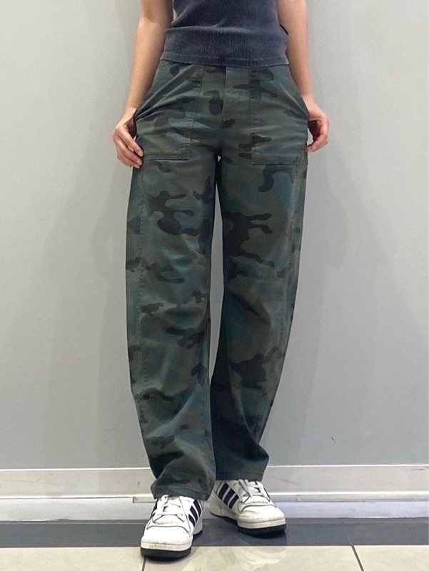 タンクトップ×バレルパンツ