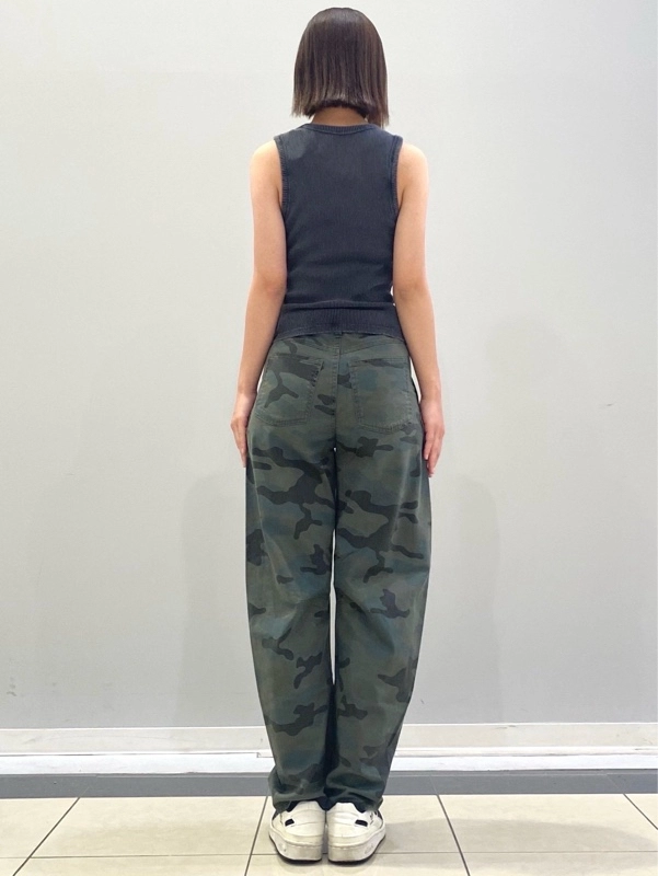 タンクトップ×バレルパンツ