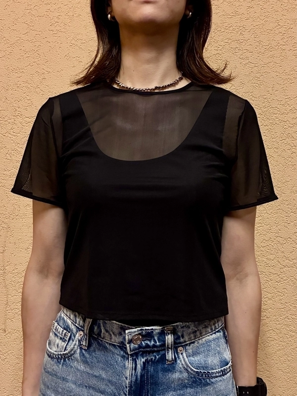 透け感も楽しむ大人コーデ
