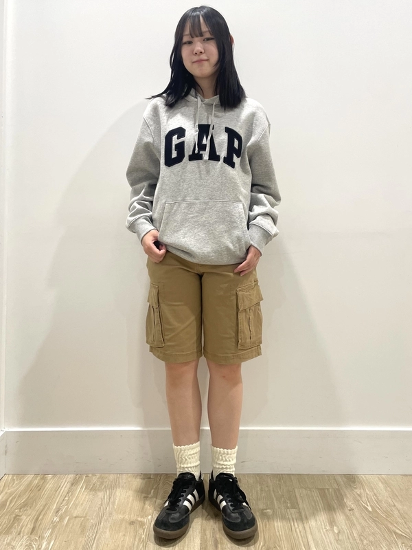 ロゴパーカー×カーゴショートパンツ