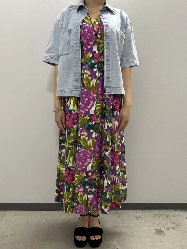 鮮やかカラーの花柄ワンピース