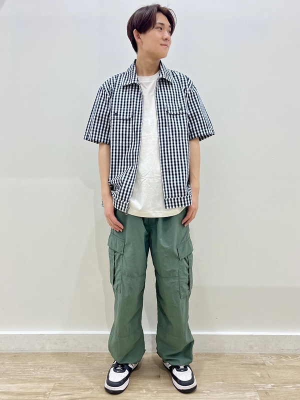 チェックシャツ×カーゴパンツ