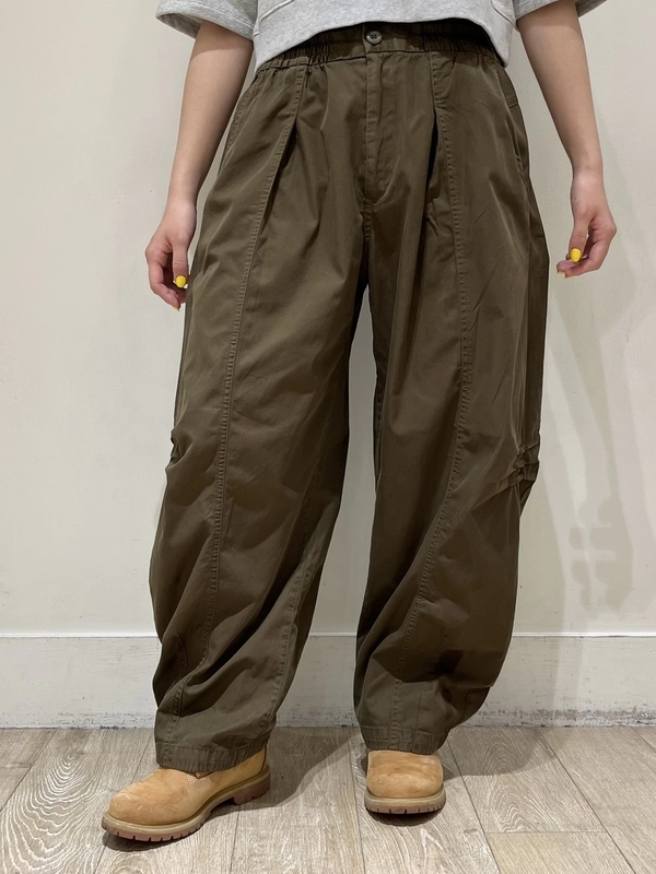 スウェット×バレルパンツ