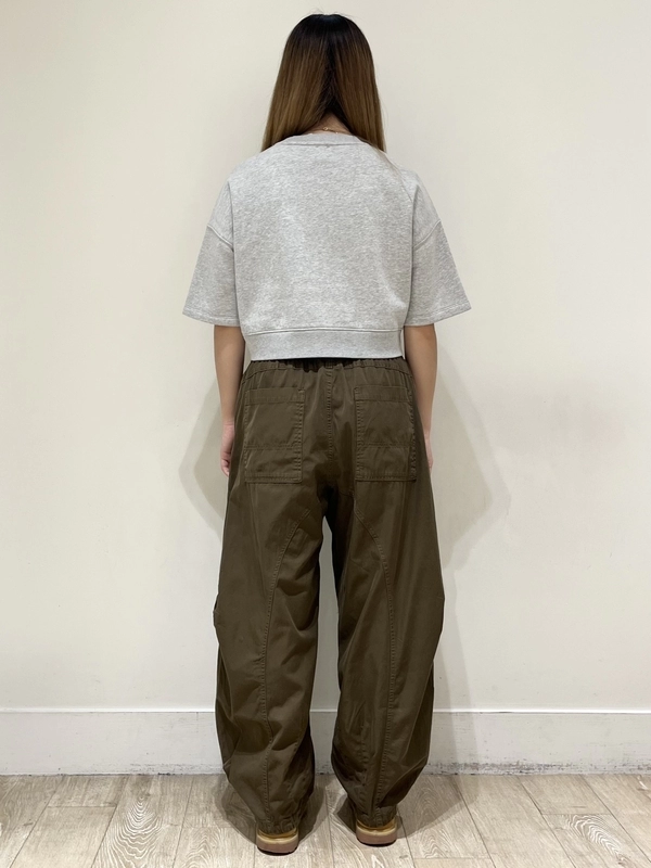 スウェット×バレルパンツ