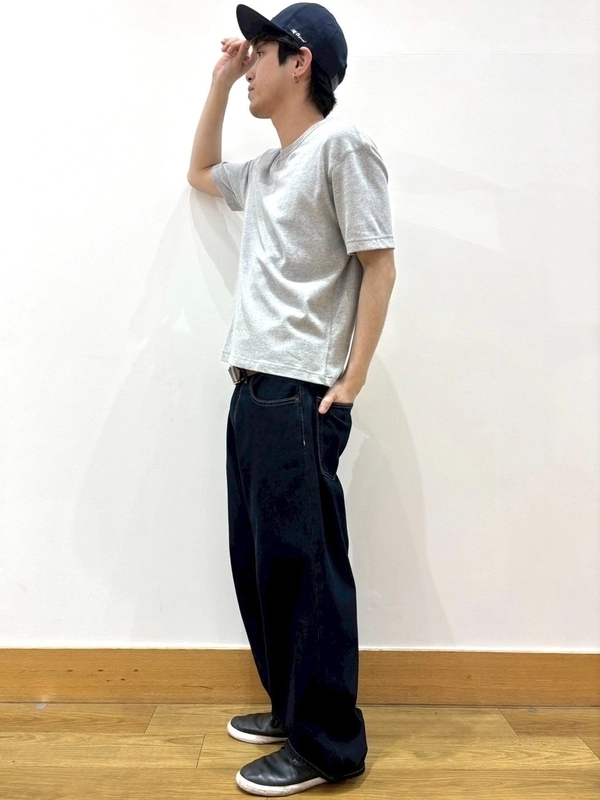 グレーT×スーパーバギーデニム