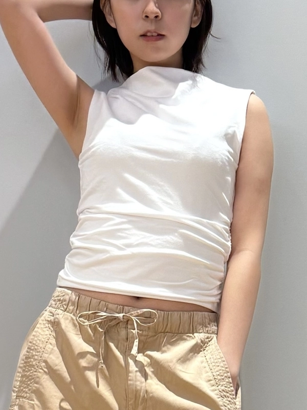 一枚できまるルーシュトップスコーデ
