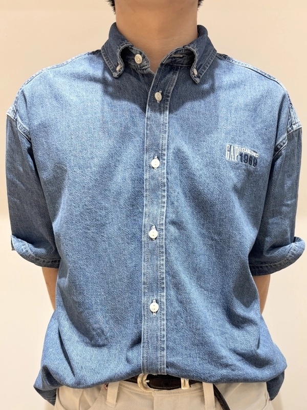 【新作】ロゴ刺繍のシャンブレーシャツ
