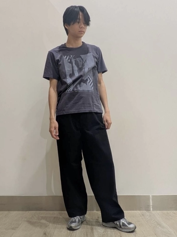 プリンスのTシャツが主役のモノトーンコーデ