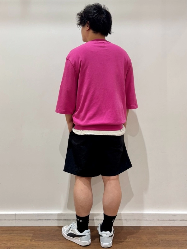 『Gapロゴトレーナーdeブラック×ピンクコーデ』