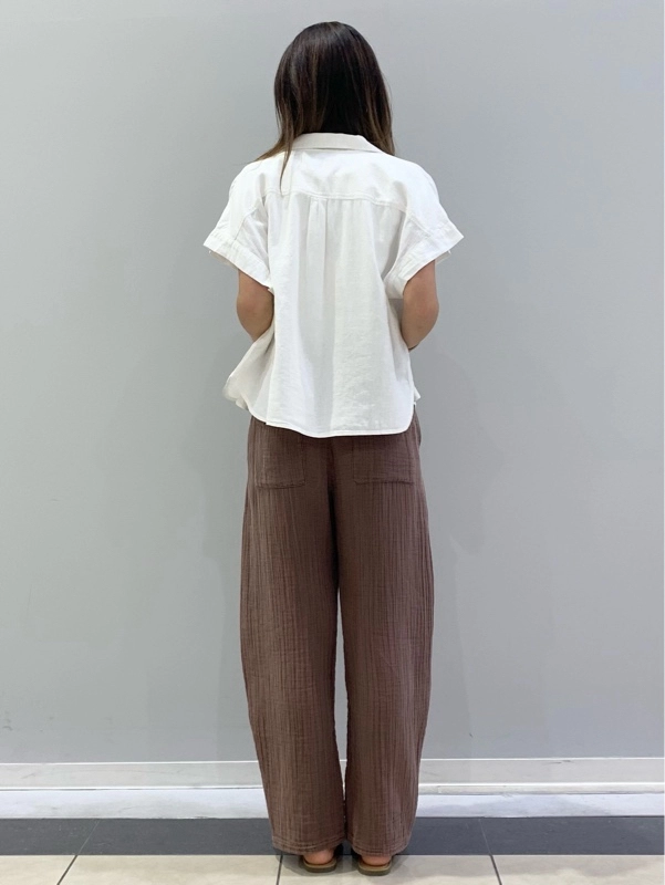 リネンシャツ×ガーゼバレルパンツ