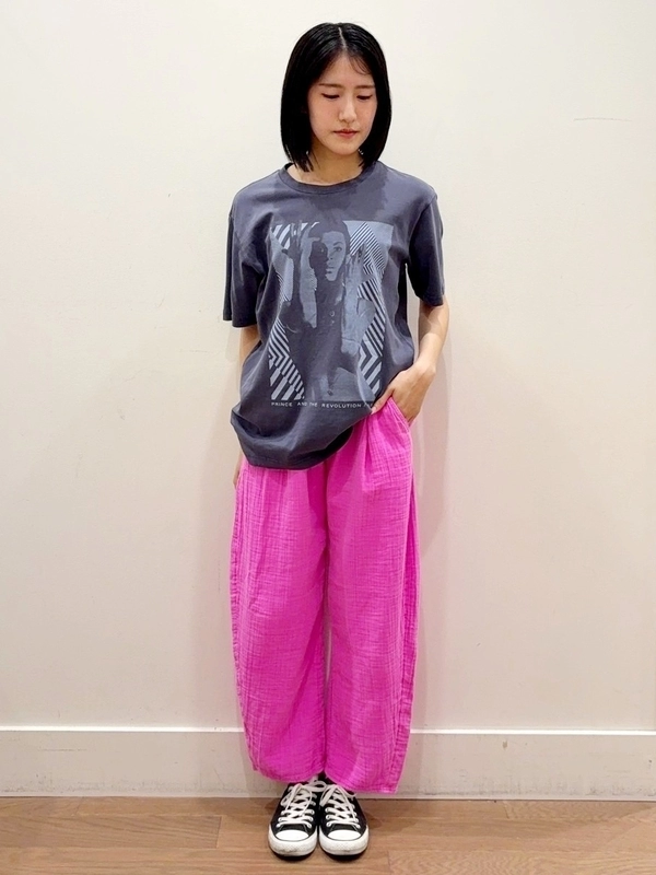 バンドTシャツ×ピンクパンツ