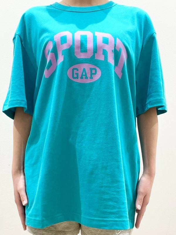 色鮮やかなGAPロゴTシャツ×人気のロゴショーツ