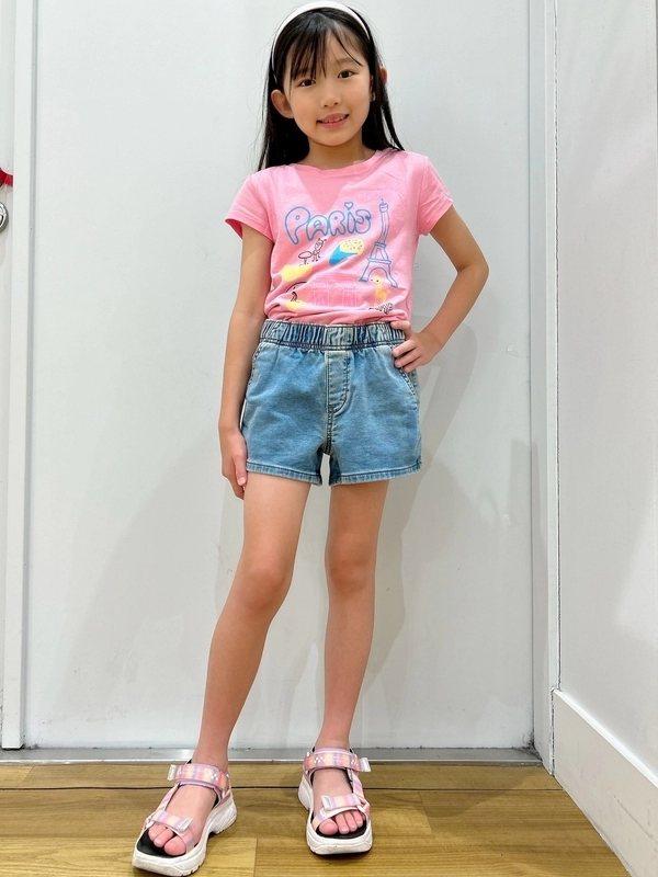 夏休みのカジュアルコーデに【シティ柄Tシャツ×デニムパンツ】