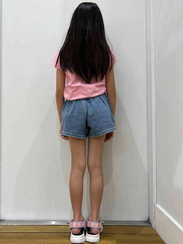夏休みのカジュアルコーデに【シティ柄Tシャツ×デニムパンツ】