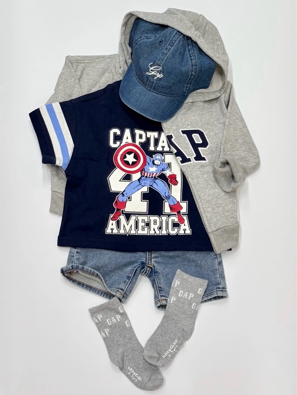 『人気のGapロゴジップパーカー&HEROTシャツコーデ』