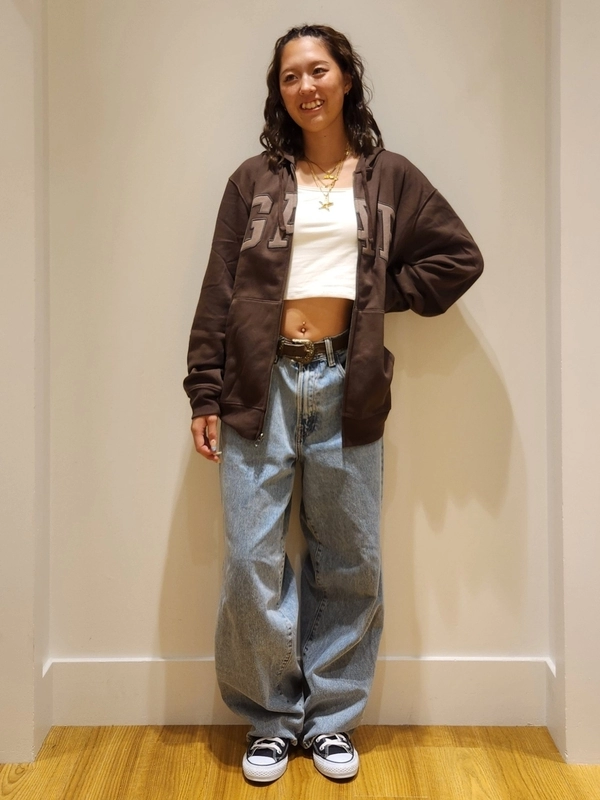 ユニセックスで大人気！ロゴパーカー