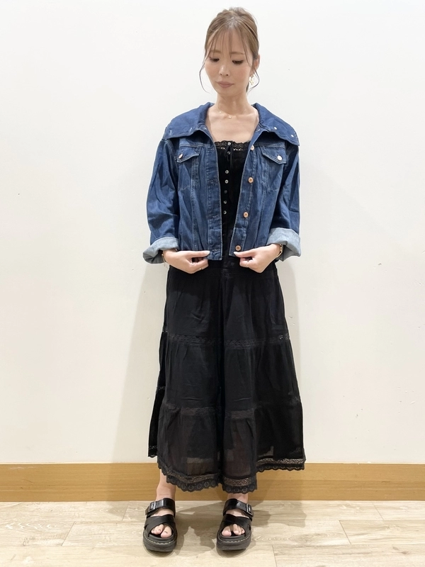 襟の大きな、丸いシルエットが可愛いバブルジャケット
