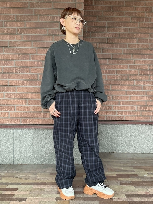チェック柄パンツで先取りコーデ
