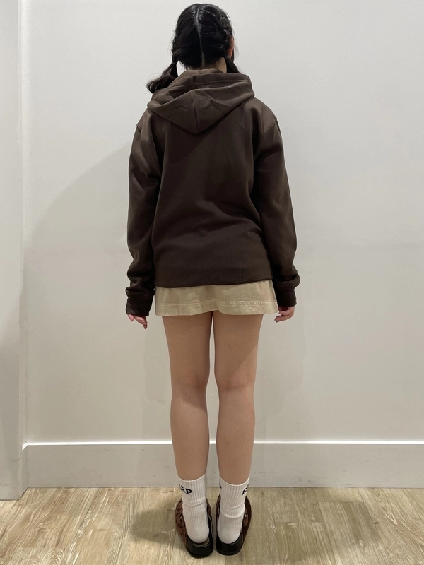 ロゴジップパーカー×ミニスカート