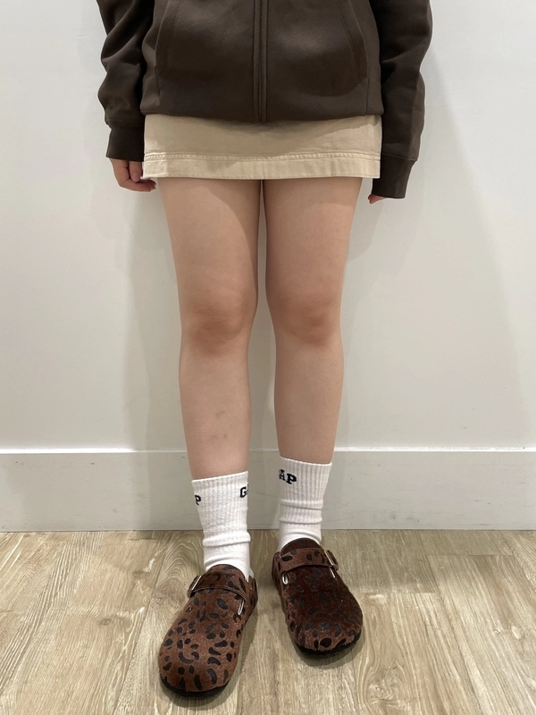 ロゴジップパーカー×ミニスカート