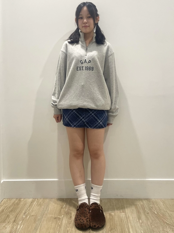 ハーフジップスウェット×ミニスカート