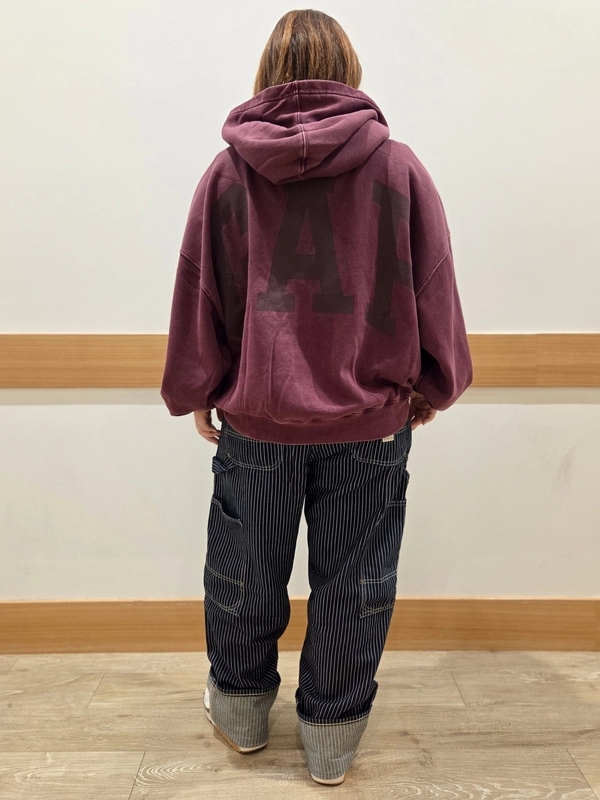 gapアーチロゴクロップドパーカー。