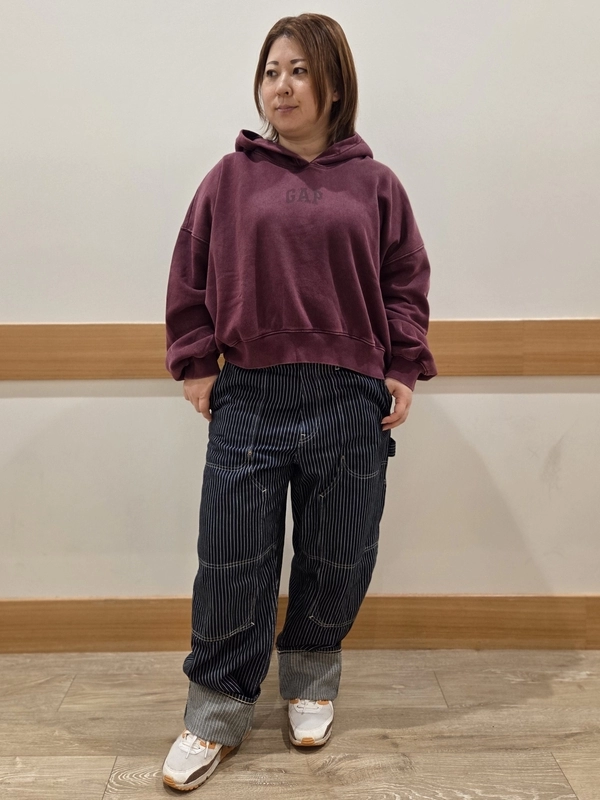 gapアーチロゴクロップドパーカー。