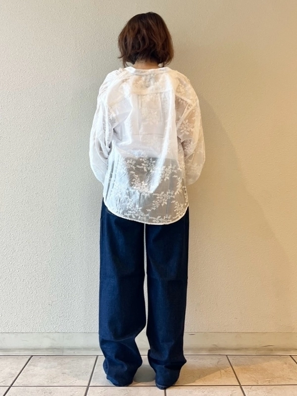 ルーズデニムはシアーフローラルシャツと相性抜群