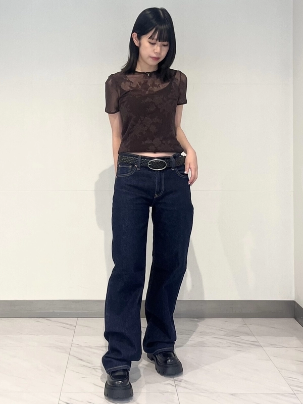 ブラウンレーストップス×デニムで大人カジュアル