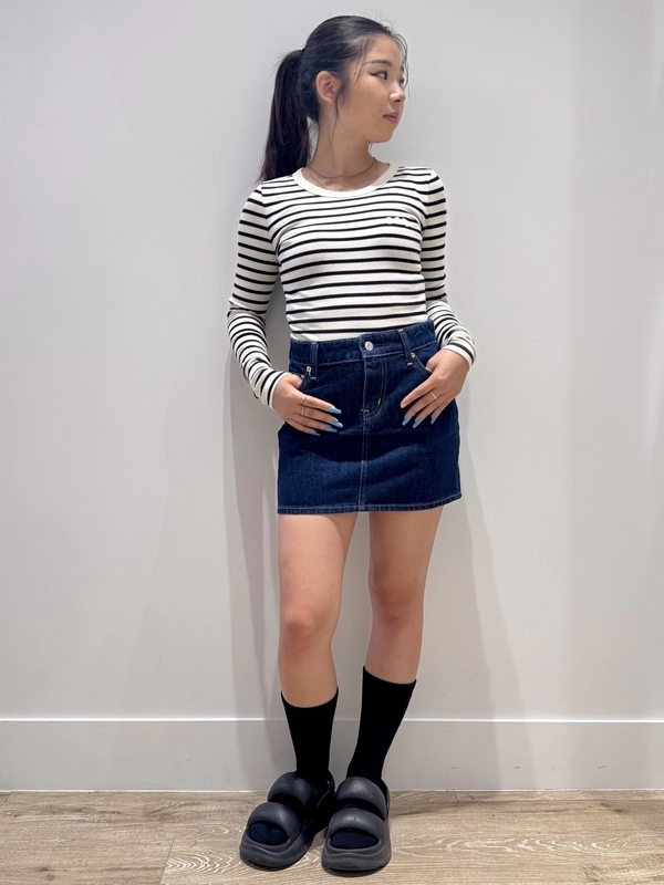リブTシャツ×ミニスカコーデ