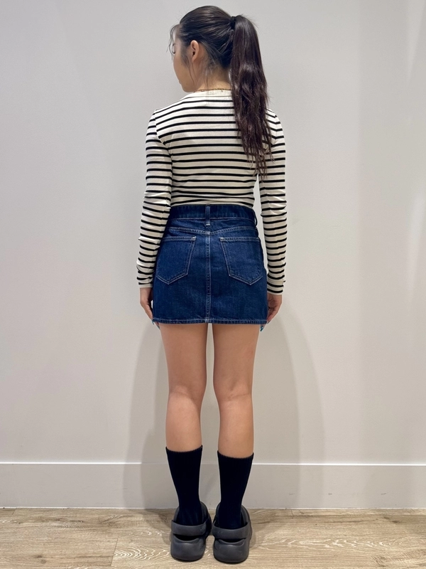 リブTシャツ×ミニスカコーデ