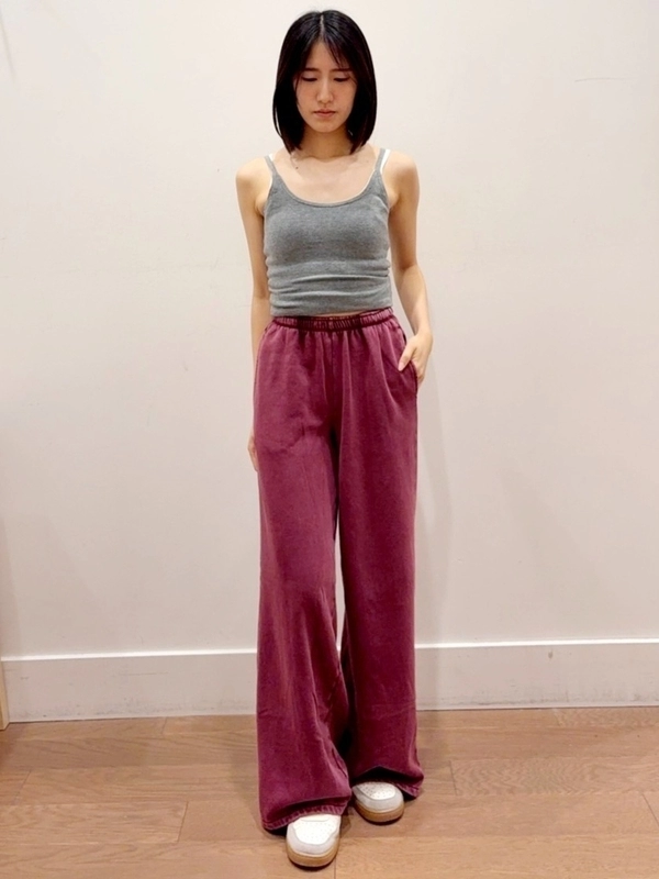 ニットキャミ×スウェットパンツ