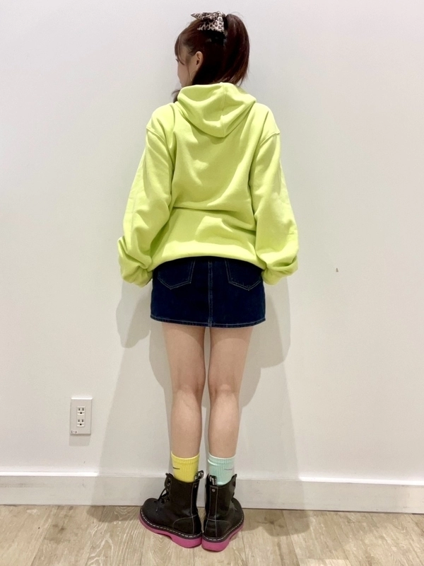 人気のロゴフードコーデ