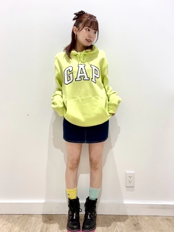 人気のロゴフードコーデ