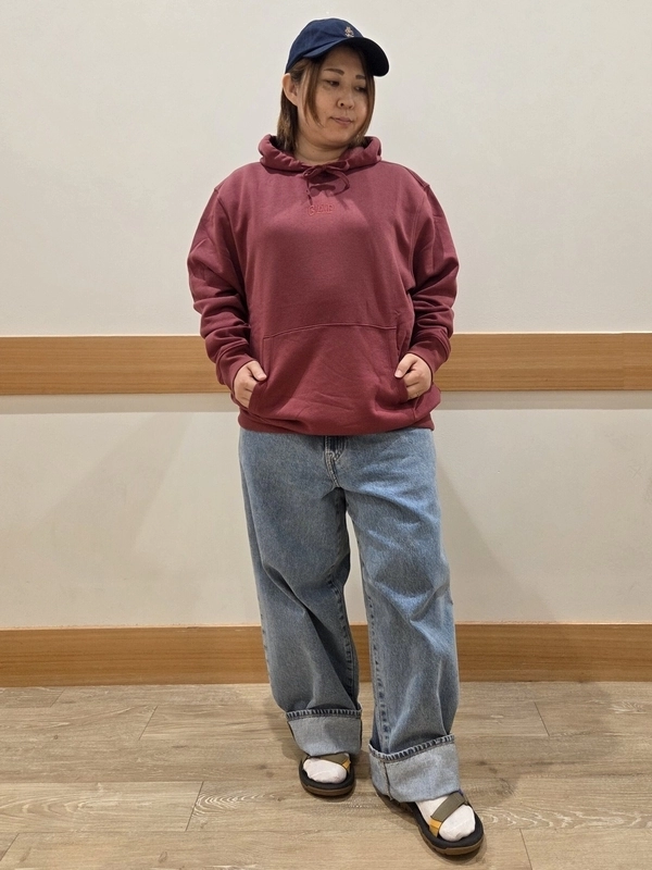 パーカー×デニムコーデ。