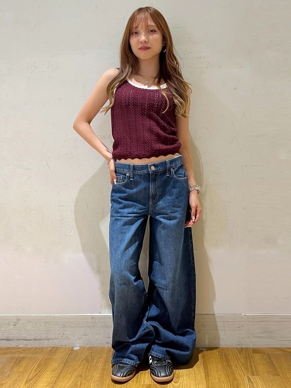 透かし編みが可愛いキャミソール×デニム
